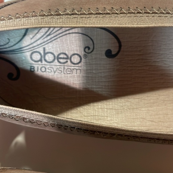 ABEO Mia Womens Low Heel Pump Taupe Leather Size 8.5 - Picture 3 of 10